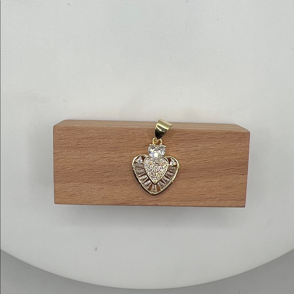1387. 18k Gold Plated Heart Pendant With Crystal Accents 18k Gold Plated Chain - Picture 3 of 10